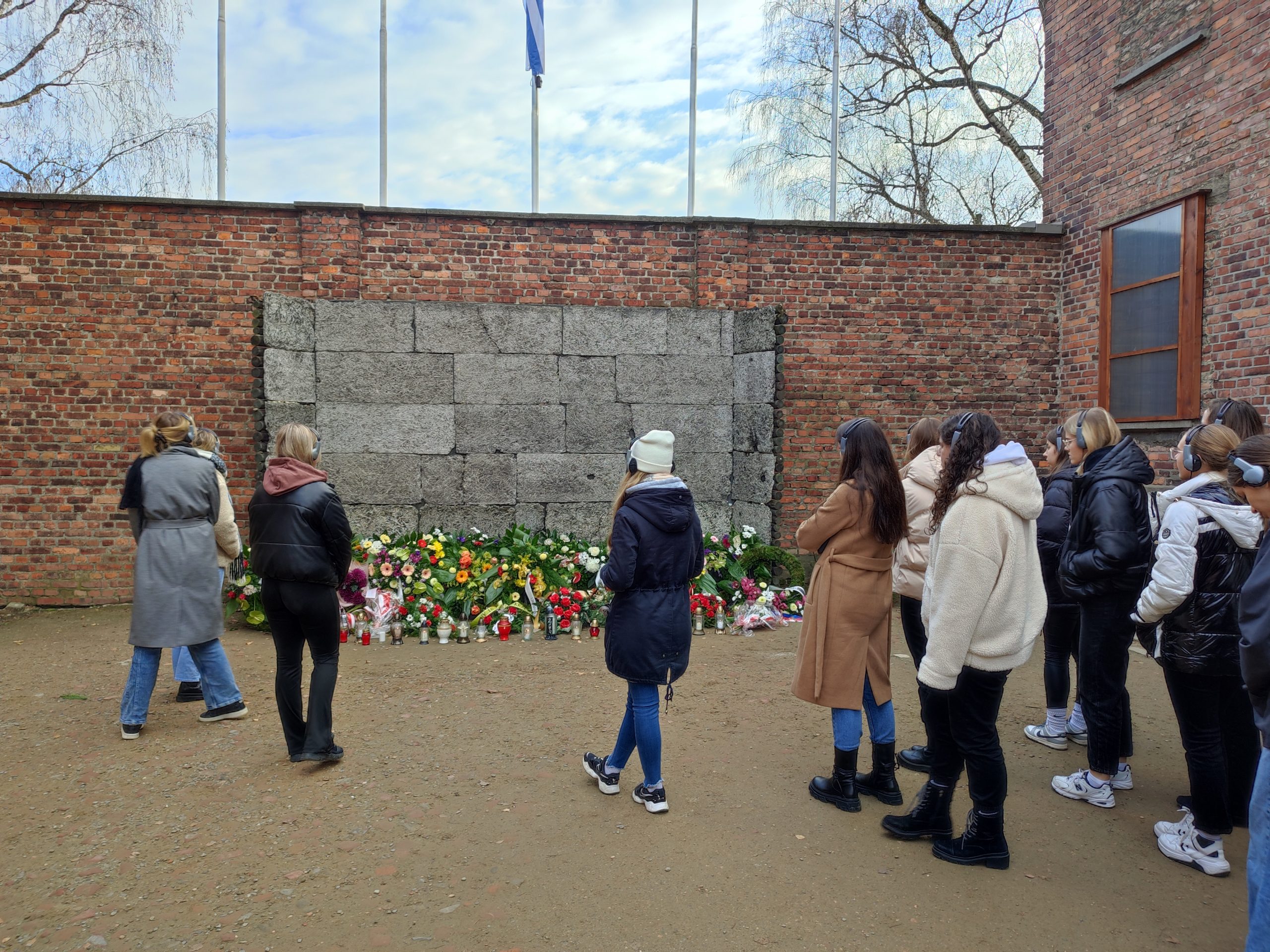  Uczniowie kl. 4B i 4D zwiedzili były niemiecki nazistowski obóz koncentracyjny Auschwitz-Birkenau.